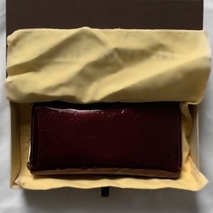 LOUIS VUITTON ZIPPY WALLET